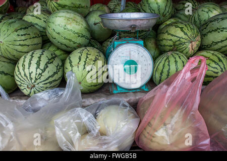 Melonen und eine Waage auf einem traditionellen Borneo Marktstand in Pitas, Borneo. Stockfoto