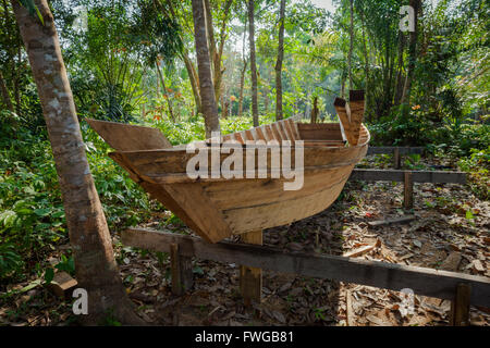 Boot im Bau in einem abgelegenen Teil des Dschungels von Norden Sabah, Borneo Stockfoto