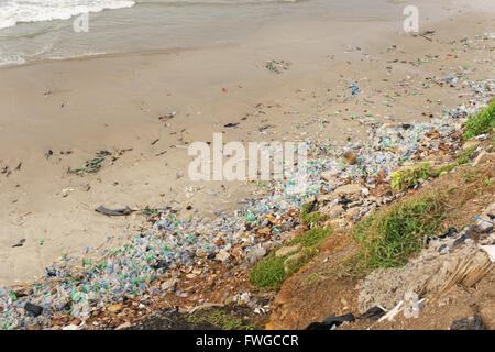 Sehr hohe Belastung mit Strand voll von Kunststoff-Flaschen Stockfoto