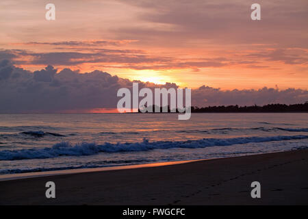 Dawn. Sunrise. Fußspuren im Sand. Sambava Strand. Sava Region. Blick auf den Indischen Ozean. Nord-Ost-Küste. Madagaskar. Stockfoto