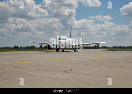 Borispol, Ukraine - 5. Juli 2014: Lufthansa-Airbus A320 Flugzeug zum Terminal nach der Landung Rollen Stockfoto