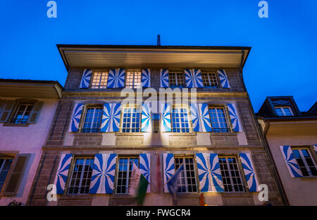 Die fensterläden des Fensters in einem alten Haus in Nyon, Schweiz Stockfoto