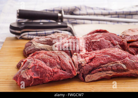 rohes Fleisch, leckeres Kalbfleisch, Rindfleisch Wangen - Bestes Fleisch für geschmackvolle Gourmet-langsames Kochen Stockfoto