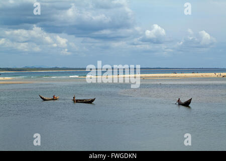 Sambava Bay. Jungen mit Kanus zu Angeln lag ziehen Netze. Nordosten Madagaskars. Stockfoto