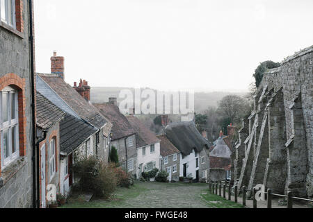 Gold Hill, einer steilen gepflasterten Straße in Shaftesbury, gesäumt von Hütten. Stockfoto