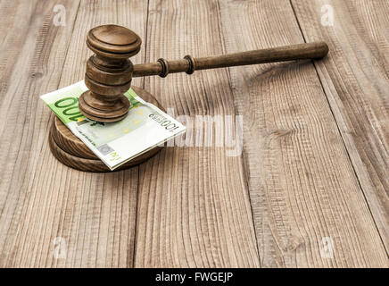 Auktionator Hammer mit Resonanzboden. Richter-Hammer und Euro-Banknoten Stockfoto