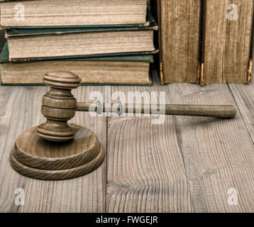 Richter-Hammer mit Resonanzboden und alte Bücher auf hölzernen Hintergrund. Auktionator hammer Stockfoto