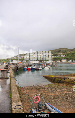 Hafen mit Schiffen in Mallaig, ein kleiner Hafen in Lochaber in Schottland Stockfoto