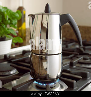 Kaffeezubereitung in einer Edelstahl-Kaffeemaschine. Stockfoto