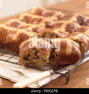Hot Cross Buns auf ein Kuchengitter. Stockfoto