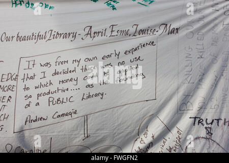 Banner-Nachrichten einschließlich einer Stahl-Magnat Andrew Carnegie außerhalb Carnegie-Bibliothek in Herne Hill, South London während Besatzer auf dem Gelände am 6. Tag der Besetzung, 5. April 2016 bleiben zitieren zu protestieren. Die böse Gemeinde im Stadtteil South London haben ihre wichtige Ressource für Lern- und gesellschaftlicher Mittelpunkt für das Wochenende besetzt. Nach einer langen Kampagne von einheimischen Lambeth voraus gegangen und die Bibliothek Türen zum letzten Mal geschlossen, da sie sagen, schneidet, um ihren Haushalt bedeuten, dass Millionen gerettet werden müssen. Stockfoto