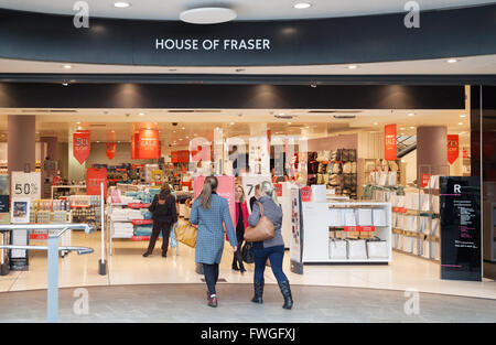Käufer, die Eingabe von House of Fraser speichern, The Oracle Shopping Centre, Reading, Berkshire UK Stockfoto