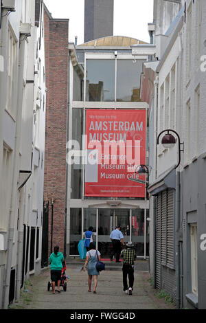 Blick Richtung Eingang des Museum Amsterdam, Niederlande. Stockfoto