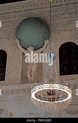 Atlas trägt die Himmelskugel in das königliche Palais in Amsterdam, Niederlande. Stockfoto