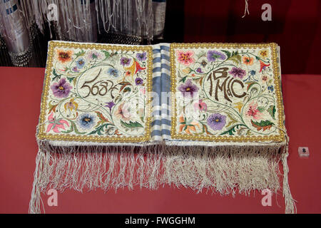 Ein Prayershawl in das jüdische Historische Museum, Amsterdam, Niederlande. Stockfoto