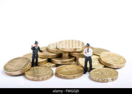 Miniaturfiguren Polizei stand mit einem Haufen von Pfund-Münzen. Es gibt fast 45 Millionen gefälschte Pfund-Münzen im Vereinigten Königreich Stockfoto