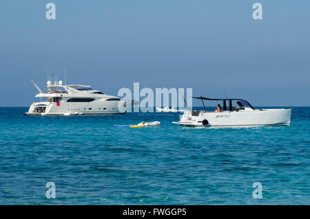 Einige Motorboote und Yachten vor Anker aus am blauen Meer Stockfoto