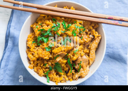 Biryani mit Ess-Stäbchen in Schale gebraten Huhn mit Reis Stockfoto