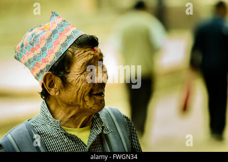 Ein Porträt eines älteren Mannes der Newar in Kathmandu, Nepal Stockfoto