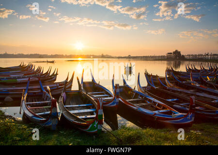 Boote auf dem Taungthaman-See in der Nähe von Amarapura mit Teak U Bein Brücke hinter, Mandalay, Myanmar (Burma), Südost-Asien Stockfoto