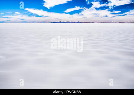 Durchfahren von Uyuni Salzsee (Salar de Uyuni), Uyuni, Bolivien, Südamerika Stockfoto
