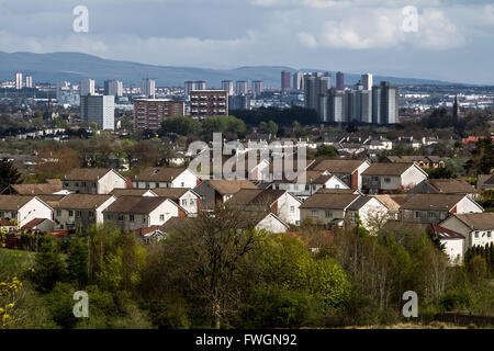 Blick auf die Stadt Glasgow mit Campsie Fells im Hintergrund Stockfoto