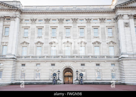 Grenadier Guards am Buckingham Palace, London, England, Vereinigtes Königreich, Europa Stockfoto