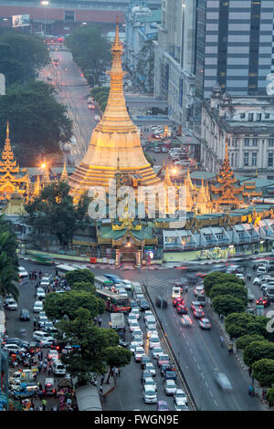 Die Sule Paya Pagode in rauschenden Verkehr, Innenstadt von Yangon, Myanmar (Burma), Südost-Asien Stockfoto