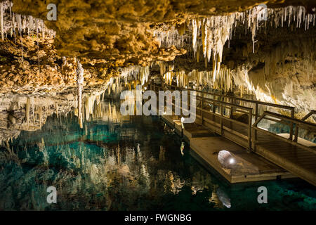 Stalagmiten und Stalaktiten in der wunderschönen Kristall unterirdischen Höhle, Bermuda, Nordamerika Stockfoto