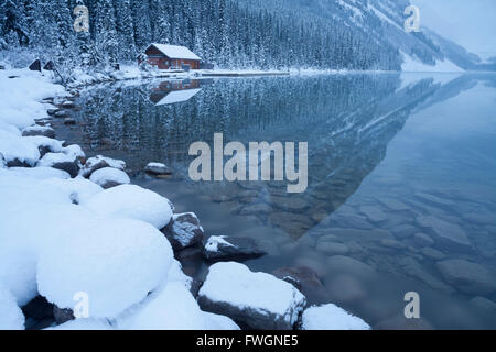 Bootshaus am Lake Louise, Banff Nationalpark, UNESCO-Weltkulturerbe, Rocky Mountains, Alberta, Kanada, Nordamerika Stockfoto