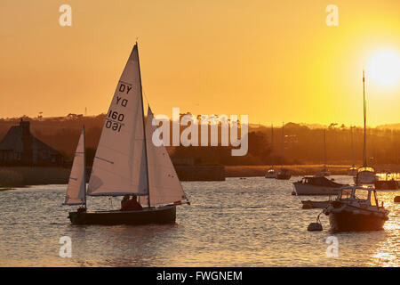 Ein Blick auf den Sonnenuntergang segeln auf dem Fluss Exe bei Topsham, in der Nähe von Exeter, Devon, England, Vereinigtes Königreich, Europa Stockfoto