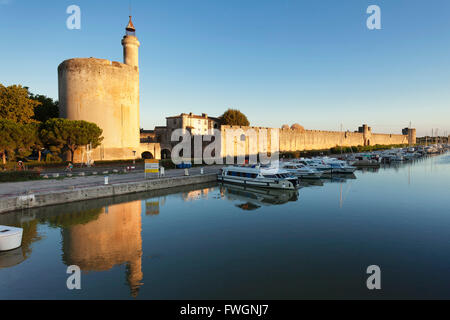 Tour de Constance Turm und Stadt-Wand bei Sonnenuntergang, Petit Camargue, Aigues Mortes, Departement Gard, Languedoc-Roussillon, Frankreich Stockfoto