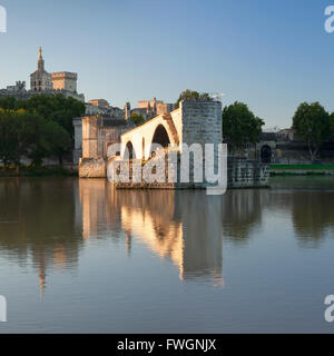 Brücke St. Benezet über Rhone Fluss mit Papstpalast hinter, UNESCO, Avignon, Vaucluse, Provence-Alpes-Cote d ' Azur, Frankreich Stockfoto