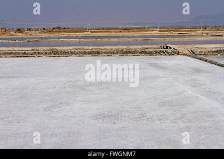 Hainan, China - der Blick auf das Yinggehai Salz Feld in der Tageszeit. Stockfoto