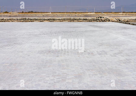 Hainan, China - der Blick auf das Yinggehai Salz Feld in der Tageszeit. Stockfoto