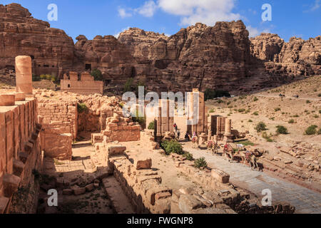 Kamel Zug nähert sich Temenos-Tor mit Qasr al-Bint Tempel, Stadt Petra Ruinen, UNESCO-Weltkulturerbe, Petra, Jordanien Stockfoto