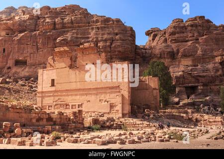 Einheimische Männer auf Eseln pass Qasr al-Bint Tempel, Stadt von Petra Ruinen, Petra, UNESCO-Weltkulturerbe, Jordanien, Naher Osten Stockfoto