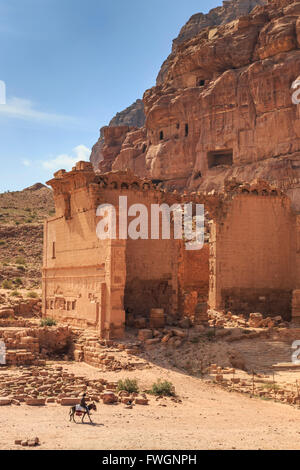 Mann auf Esel geht, Qasr al-Bint Tempel, erhöhten Blick, Stadt Petra Ruinen, UNESCO-Weltkulturerbe, Petra, Jordanien Stockfoto