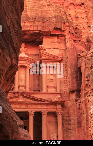 Das Finanzministerium (Al-Khazneh), gesehen vom Siq, Petra, UNESCO-Weltkulturerbe, Jordanien, Naher Osten Stockfoto