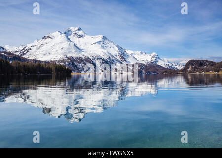 Piz da la Margna spiegelt sich in dem klaren Wasser der See Sils, Maloja-Pass, Engadin, Kanton Graubünden, Schweiz, Europa Stockfoto