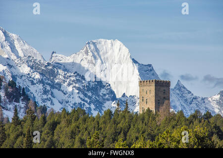 Der Belvedere-Turm rahmt die schneebedeckten Gipfel und Höhepunkt Badile an einem Frühlingstag, Maloja-Pass, Kanton Graubünden, Schweiz Stockfoto