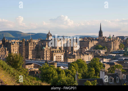 Blick auf die Skyline der Altstadt vom Calton Hill, Edinburgh, City of Edinburgh, Schottland, Vereinigtes Königreich, Europa Stockfoto