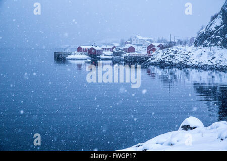 Heftige Schneefälle auf das Fischerdorf und die eisigen Meer, Nusfjord, Lofoten-Inseln, Arktis, Norwegen, Skandinavien, Europa Stockfoto