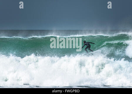 Windigen Wetterbedingungen sind ideal für Surfer am Fistral Beach in Newquay, Cornwall. Stockfoto
