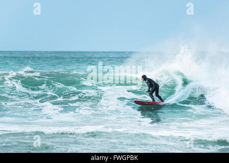 Windigen Wetterbedingungen sind ideal für Surfer am Fistral Beach in Newquay, Cornwall. Stockfoto