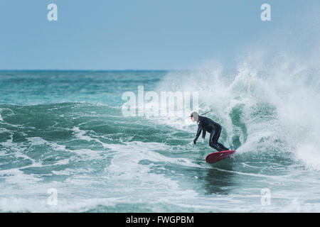 Windigen Wetterbedingungen sind ideal für Surfer am Fistral Beach in Newquay, Cornwall. Stockfoto