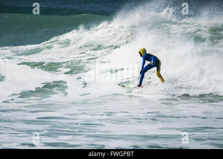 Windigen Wetterbedingungen sind ideal für Surfer am Fistral Beach in Newquay, Cornwall. Stockfoto