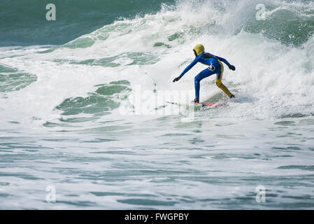 Windigen Wetterbedingungen sind ideal für Surfer am Fistral Beach in Newquay, Cornwall. Stockfoto