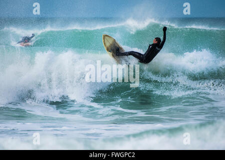 Windigen Wetterbedingungen sind ideal für Surfer am Fistral Beach in Newquay, Cornwall. Stockfoto