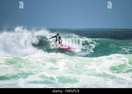 Windigen Wetterbedingungen sind ideal für Surfer am Fistral Beach in Newquay, Cornwall. Stockfoto